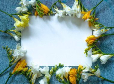 Boş davetiye ya da tebrik kartı, güzel desenli sanat kartı suluboya ve boyaların el boyası arka plan karışımı, doğal sarı ve beyaz frezya dekorasyonu.