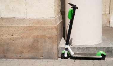 Kaldırıma park etmiş elektrikli scooter.