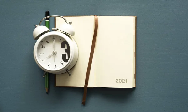Календарь 2021 Пространством Текста Коричневая Вкладка Зеленый Карандаш Белые Часы — стоковое фото