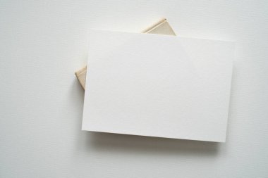 Boş beyaz şablon, kart, dikdörtgen, sanat tuval dokusu, yumuşak gölgeler, beyaz arkaplan, tuval dokusu, yukarıdan çekilmiş fotoğraf