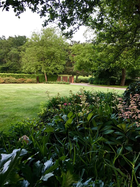 Elegant herrgård med trädgård — Stockfoto