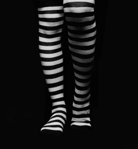 Ženské Nohy Pruhovaným Oblečením — Stock fotografie