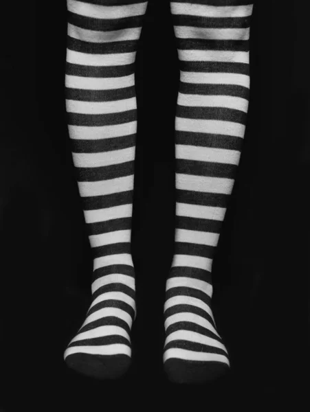 Çizgili Elbiseli Kadın Bacakları — Stok fotoğraf