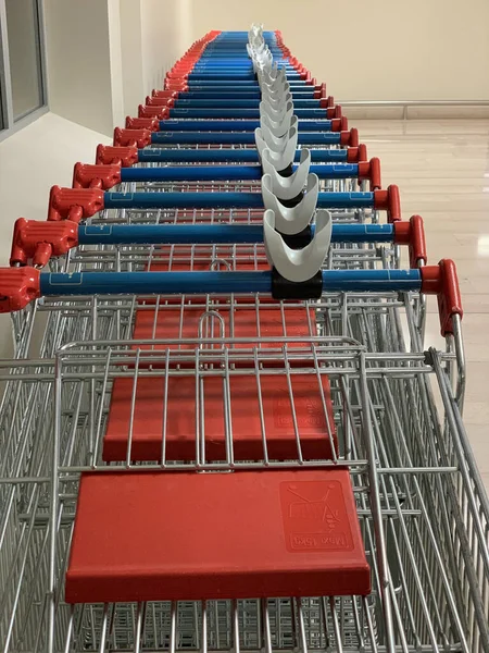 Carrinhos Uma Fileira Supermercado — Fotografia de Stock