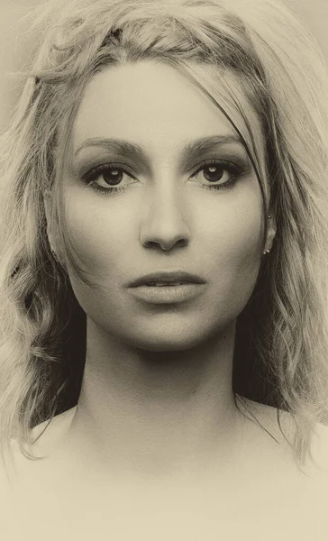 Kaukasische Junge Frau Porträtiert — Stockfoto