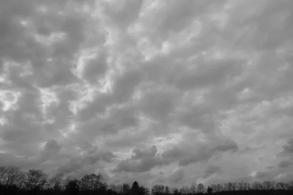Βρέχει Μέρα Σύννεφα Μαύρο Και Άσπρο — Φωτογραφία Αρχείου