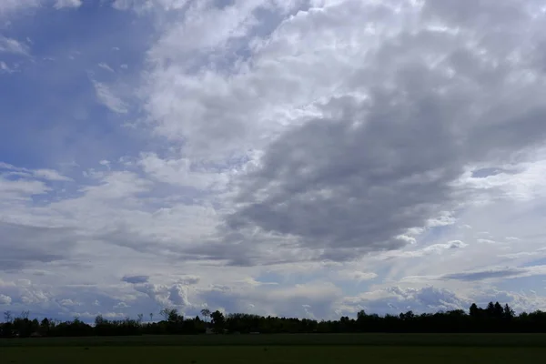 雲の怒りの雨と素晴らしい空 — ストック写真