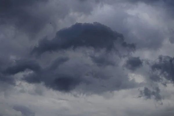 Niesamowite Niebo Chmurami Deszcz Złości — Zdjęcie stockowe