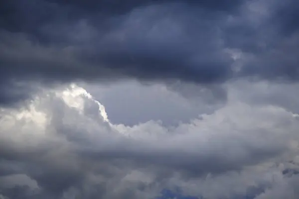 Удивительное Небо Облаками Дождем — стоковое фото