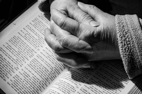 Handen Van Oudere Vrouw Bidden Bijbel — Stockfoto