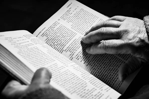 Руки Літньої Жінки Моляться Про Біблію — стокове фото