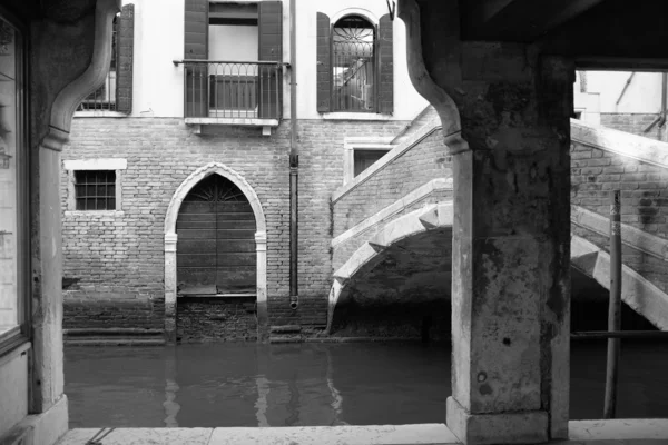 Ancienne porte devant le canal — Photo