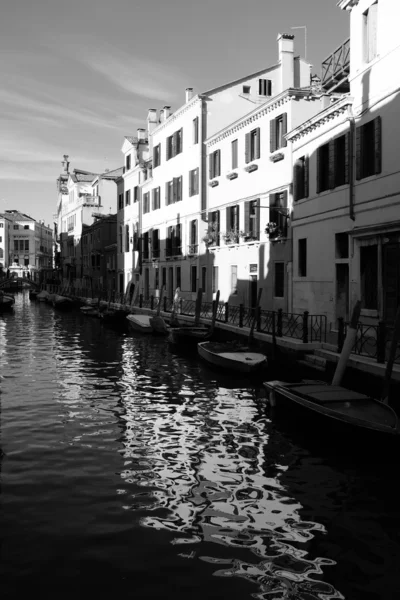 Edificios y barcos en Venecia — Foto de Stock
