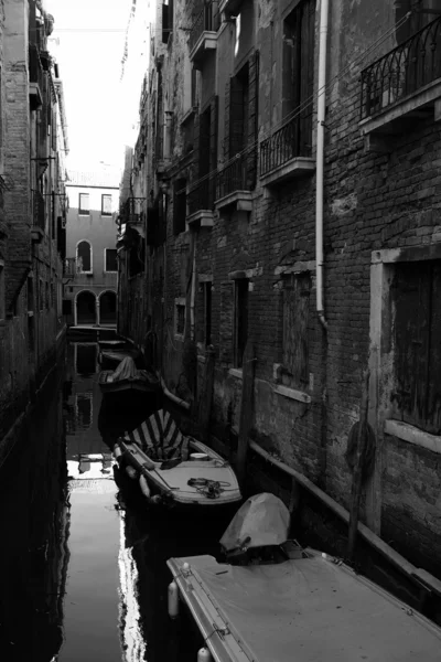 Veneza com barcos na água — Fotografia de Stock