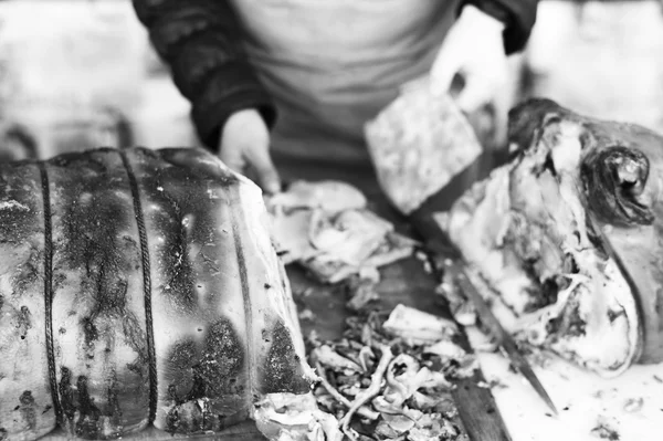 Carne de porco assada no mercado de rua — Fotografia de Stock