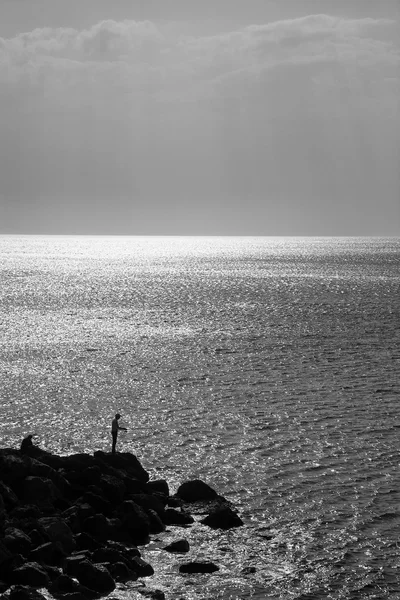 Deux pêcheurs sur des pierres — Photo