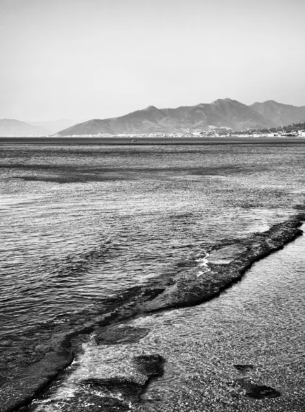 穏やかな海と山 — ストック写真