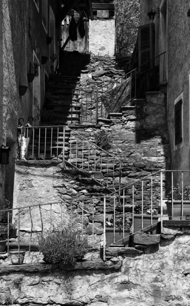 Maisons anciennes avec escalier — Photo