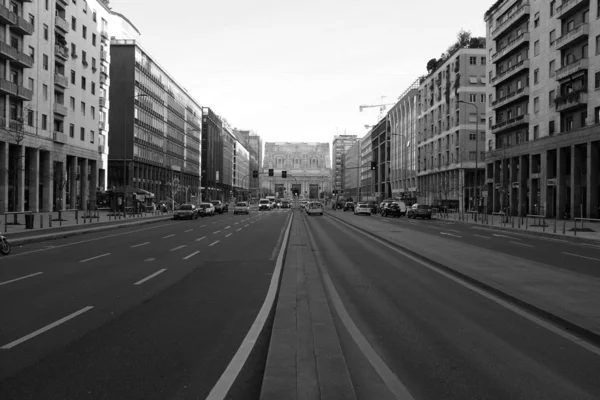 Милан улица с движением — стоковое фото
