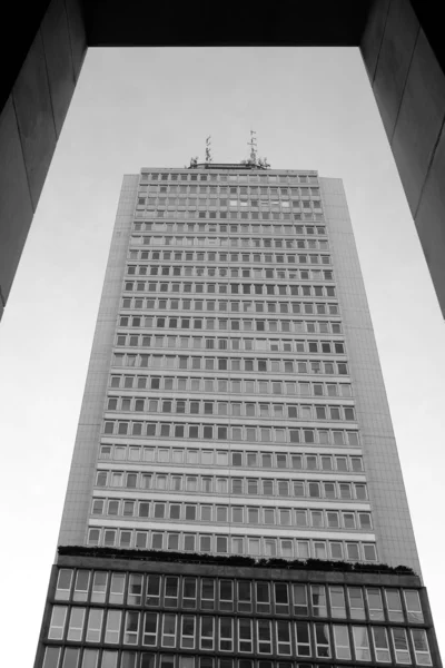 Edificio de oficinas alto — Foto de Stock