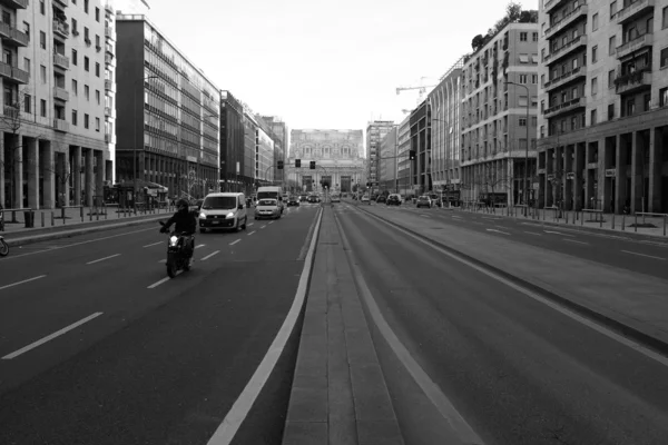 Mailänder Straße mit Verkehr — Stockfoto