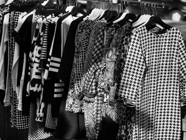 Kleidung auf dem Wochenmarkt — Stockfoto