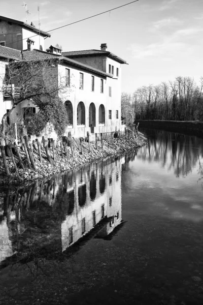 House reflektion i vatten — Stockfoto