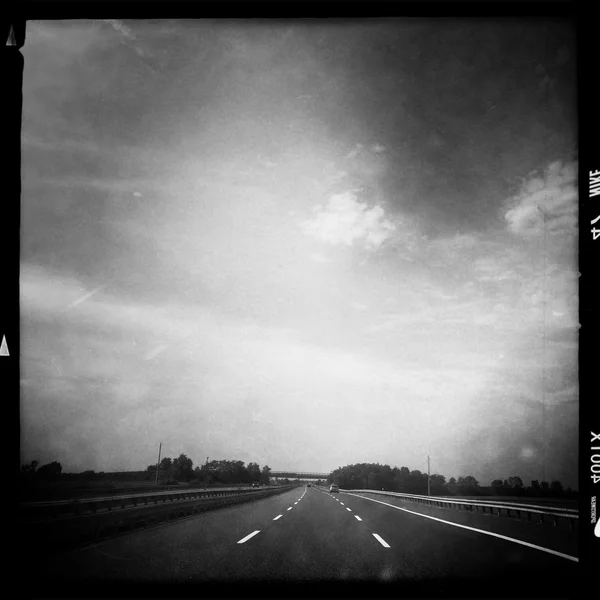 Estrada vazia sob céu nublado — Fotografia de Stock