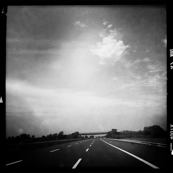 Empty road under cloudy sky — Stock Photo, Image