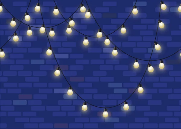 Ghirlanda lampadina incandescente su sfondo muro di mattoni. Lampada decorativa ripetuta ghirlanda carta da parati. Lampade brillanti, vettoriali — Vettoriale Stock