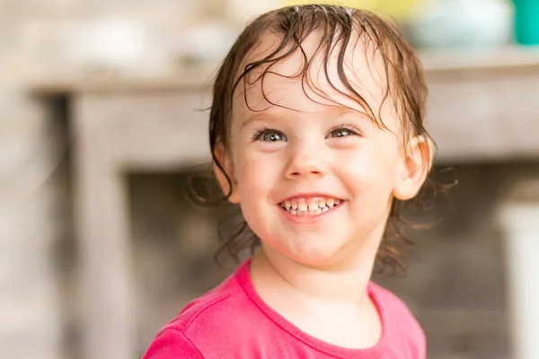 Niño Sonriente Brillante Con Pelo Mojado Sobre Fondo Borroso Verano —  Fotos de Stock