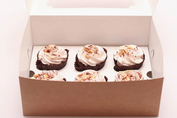 Deliciosos Cupcakes Chocolate Com Creme Uma Caixa Presente Aberta Fundo — Fotografia de Stock