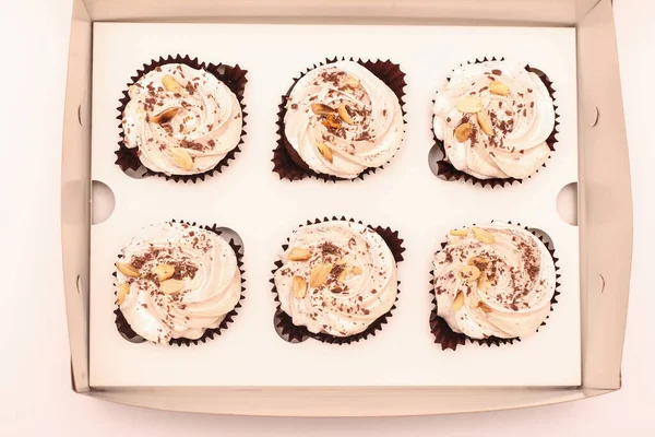 Seis Brownies Chocolate Com Creme Branco Uma Caixa Artesanato Aberta — Fotografia de Stock