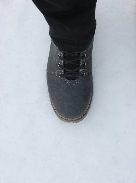 雪白雪地上的绒毛靴 — 图库照片