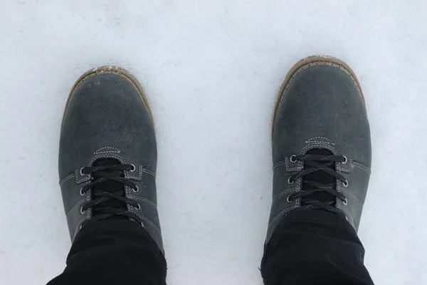 雪顶上有花边的一双冬季靴子 — 图库照片