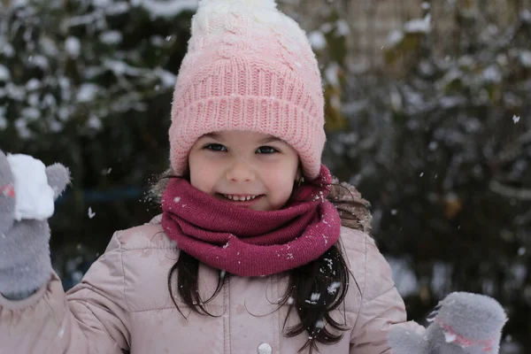 Alegre Hermosa Chica Sombrero Con Bubo Una Bufanda Ropa Invierno — Foto de Stock