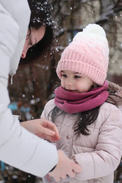 Mörkhårig Mamma Rätar Sitt Barns Vantar Vinterpromenad Lycklig Flicka Med — Stockfoto
