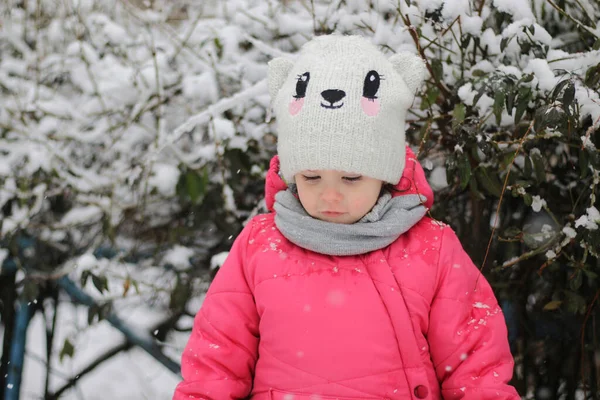 Pequeño Niño Triste Con Una Chaqueta Sombrero Rojo Cálido Sobre — Foto de Stock