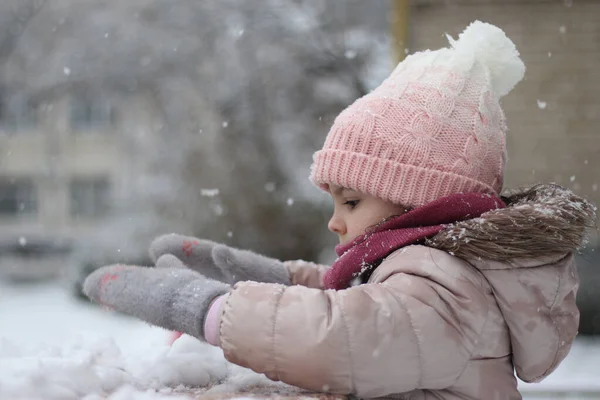 Pequeña Niña Linda Preescolar Ropa Invierno Sombrero Esculpe Muñeco Nieve — Foto de Stock