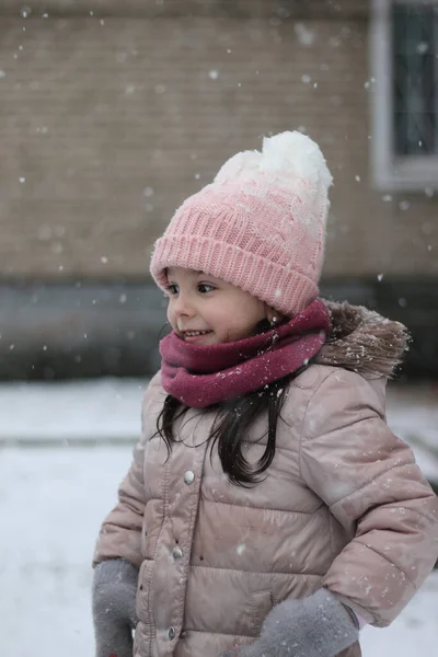 Sonriente Niña Linda Preescolar Ropa Invierno Sombrero Rosa Salió Patio — Foto de Stock