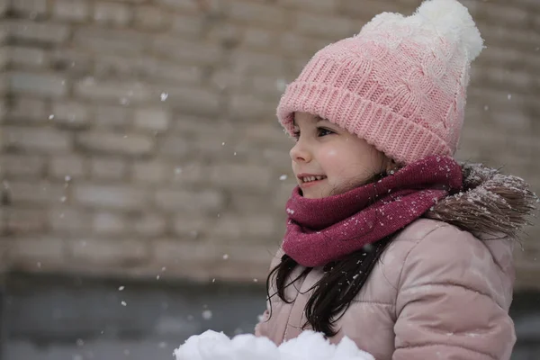 Alegre Niña Hermosa Sonriente Ropa Abrigo Sombrero Punto Tendrá Una — Foto de Stock