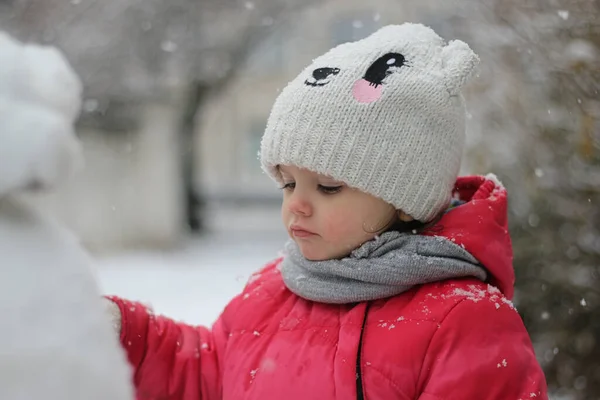 Pequeño Niño Divertido Ropa Abrigo Sombrero Punto Toca Muñeco Nieve — Foto de Stock