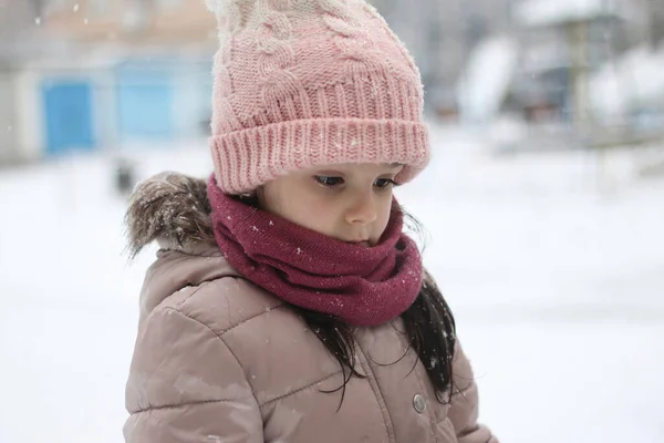 Pensativo Niña Linda Preescolar Ropa Invierno Sombrero Rosa Esconde Cara — Foto de Stock