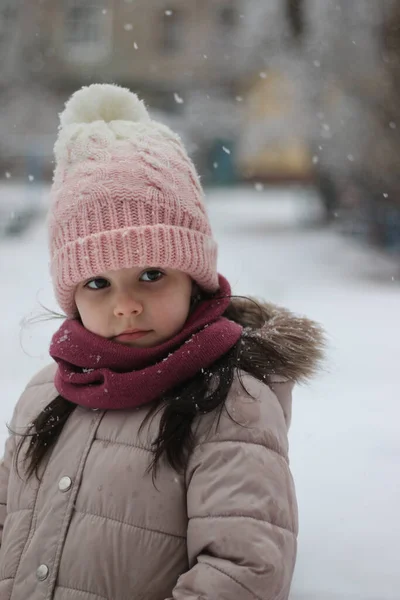 Niña Blanca Pelo Largo Ropa Invierno Una Bufanda Fondo Patio — Foto de Stock