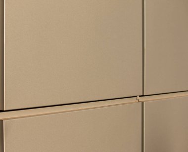 Duvarın kenarından metal bloklar panelleri görüntüle