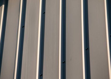 Metal yüzeylerden yapılmış perspektif çizgili duvar