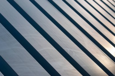 Parlak soyut boş gri metal panel çizgili duvar perspektifi