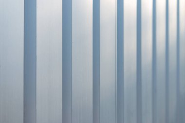 Gri-mavi çizgili metal duvar mesafeye doğru çekiliyor
