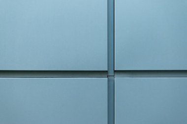 İnşaat duvarında haç şeklinde metal kaplama panelleri var.