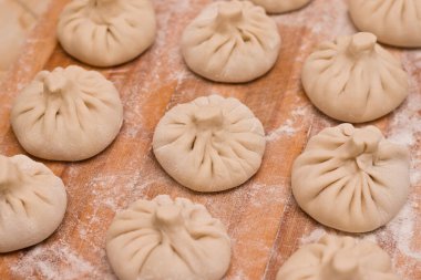 Ahşap tahtada unlu saf Gürcistan yemeği.